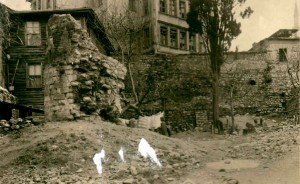 1941 yılında camiden geriye minare kaidesi ve birkaç mezar taşından başka bir şey kalmamış...