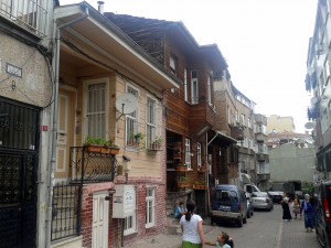 Cami ile türbelerin bulundu yer arasında sevimli bir eski İstanbul sokağı bulunuyor...