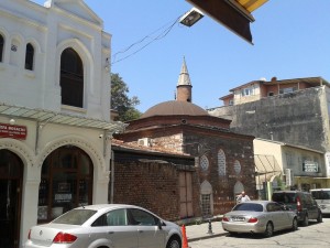 Cami, Vefa Bozacısı'nın hemen yanında yer alıyor