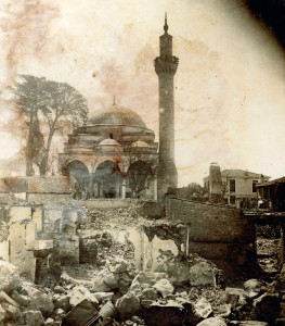1900'lü yılların başında çekilen fotoğrafta Yarhisar Camii sağlam...