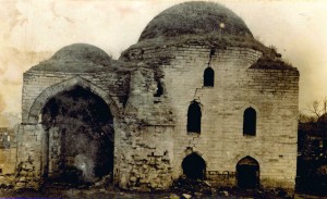 1945 yılında cami minaresinin yıkıldığı ve yapının kullanılmaz durumda olduğu görülüyor.