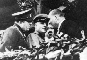 Cumhuriyetin 10. yıl kutlamalarında Kliment Yefromoviç Varşilov, Atatürk ile birlikte...