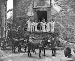 Galata kulesi girişi ve İngiliz askerleri. işgal_gr