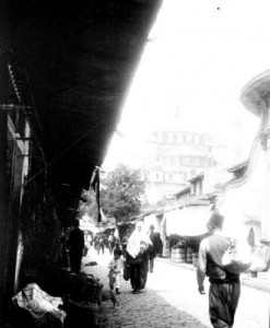 1904’te Mıhçılar Caddesi’nden Fatih Camii istikameti. 1908 yangını öncesi bölgenin oldukça hareketli bir Pazar yeri olduğu anlaşılıyor.