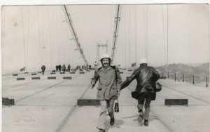 Boğaziçi Köprüsü bitmek üzere iken köprüden ilk kez bisiklet ile geçen kişi olarak kayıtlara geçen, Türkiye Gazeteciler Cemiyeti (TGC) Balotaj Kurulu Başkanı Muammer Tuncer. (1973)