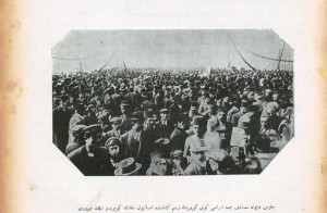 Galata Köprüsü'nün açılış gününe ait bir fotoğraf. 27 Nisan 1912