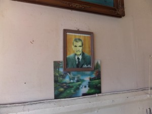 Naci Bey'in babasına ait bir başka fotoğraf  dükkan duvarında duruyor.