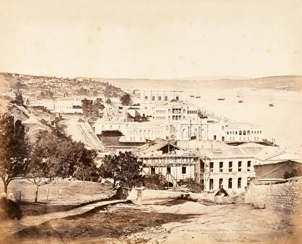 1857 tarihli ve Robertson & Beato imzalı bir fotoğrafta Dolmabahçe Saray Tiyatrosu'nun inşa halinde olduğu görülüyor.