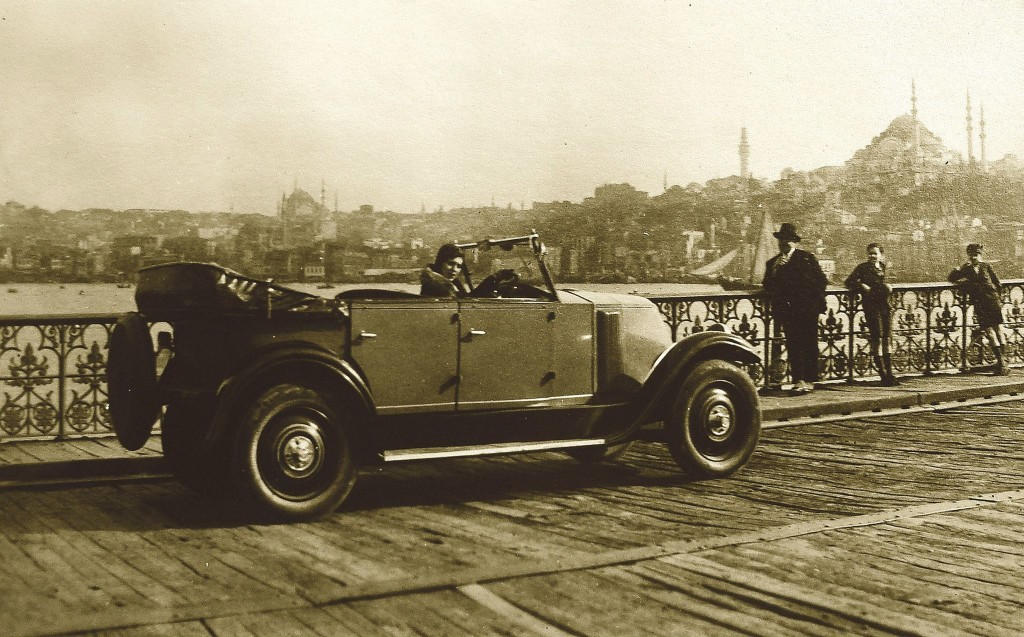 1912'de yenisi inşa edildiği için boşa çıkan Ahşap Galata Köprüsü Unkapanı Azapkapı arasında hizmet veriyor.